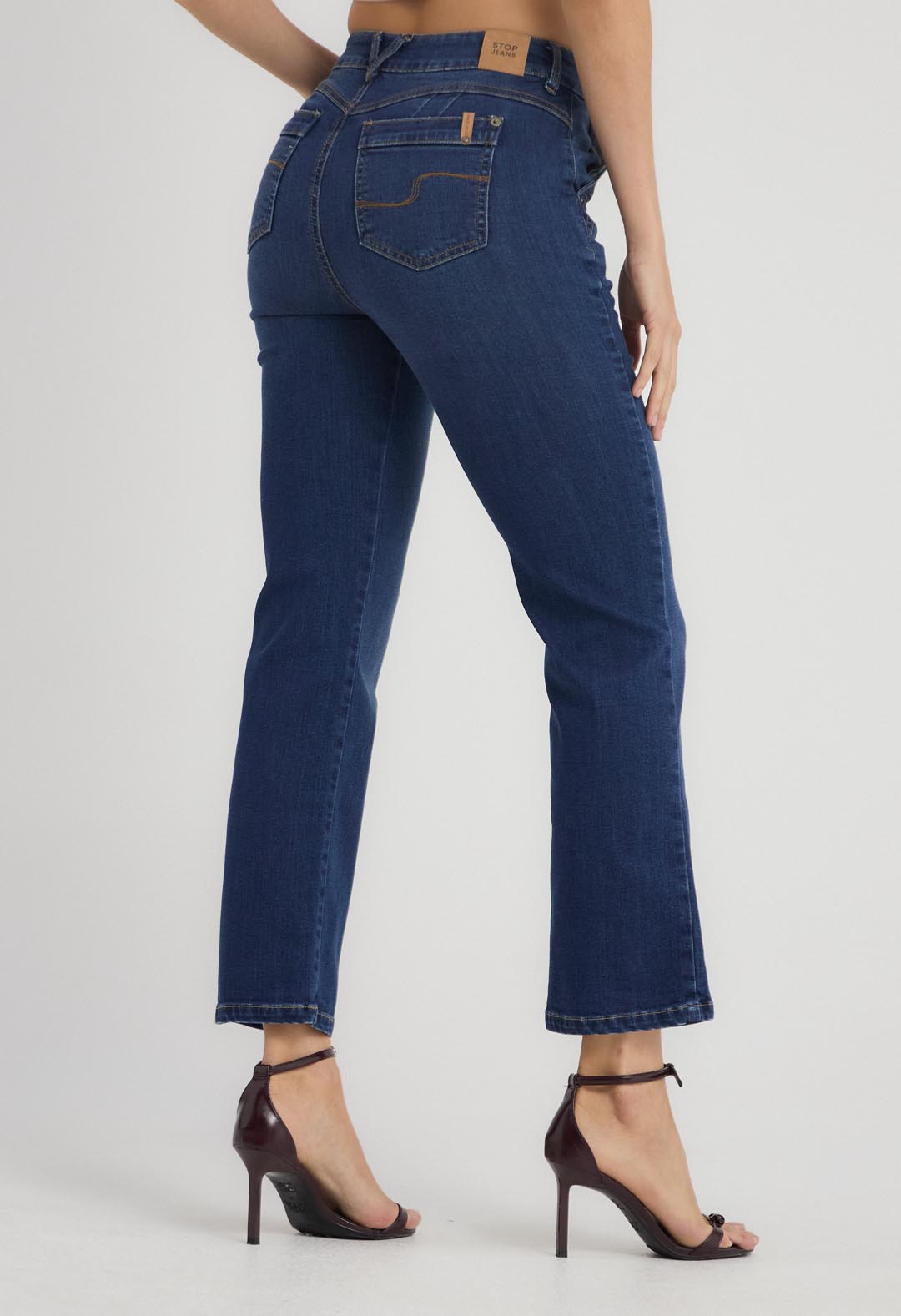 Jean levantacola oscuro con detalle en bolsillo para mujer