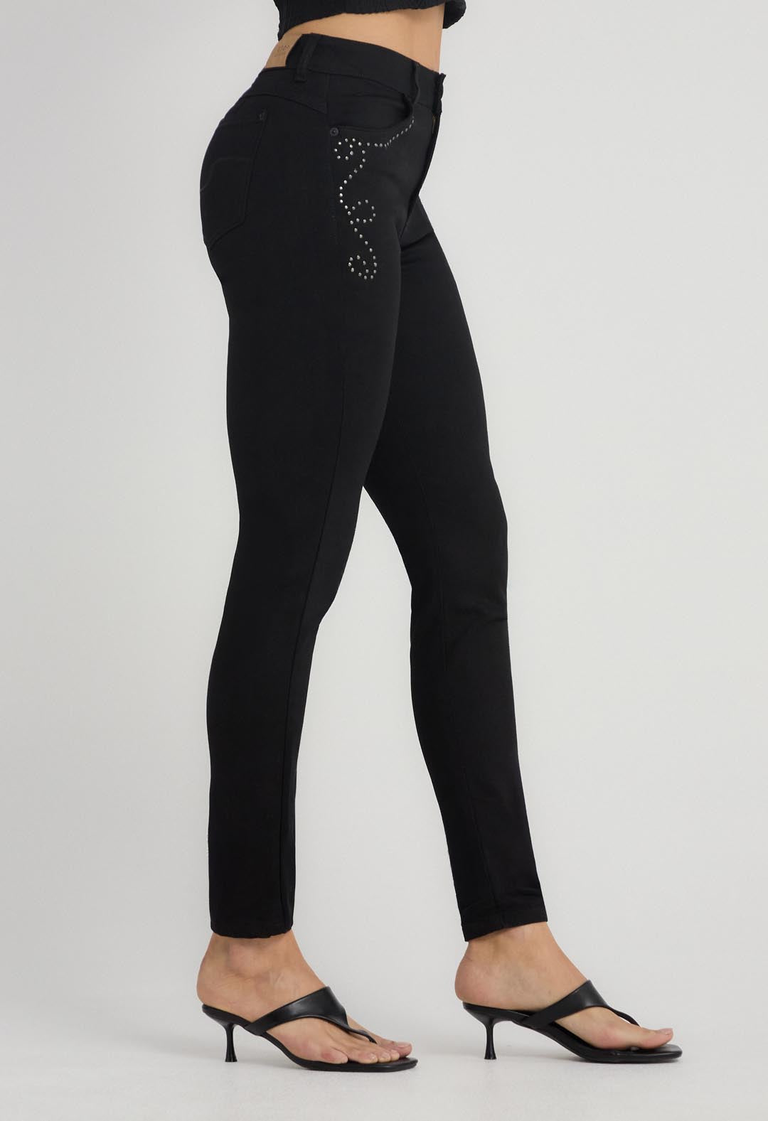 Jean levantacola negro con aplique en frente para mujer