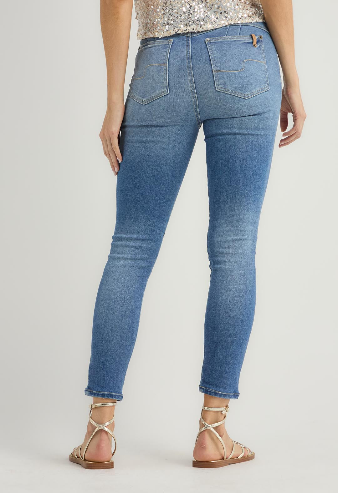 Jean levantacola lavado medio con relojera expuesta para mujer