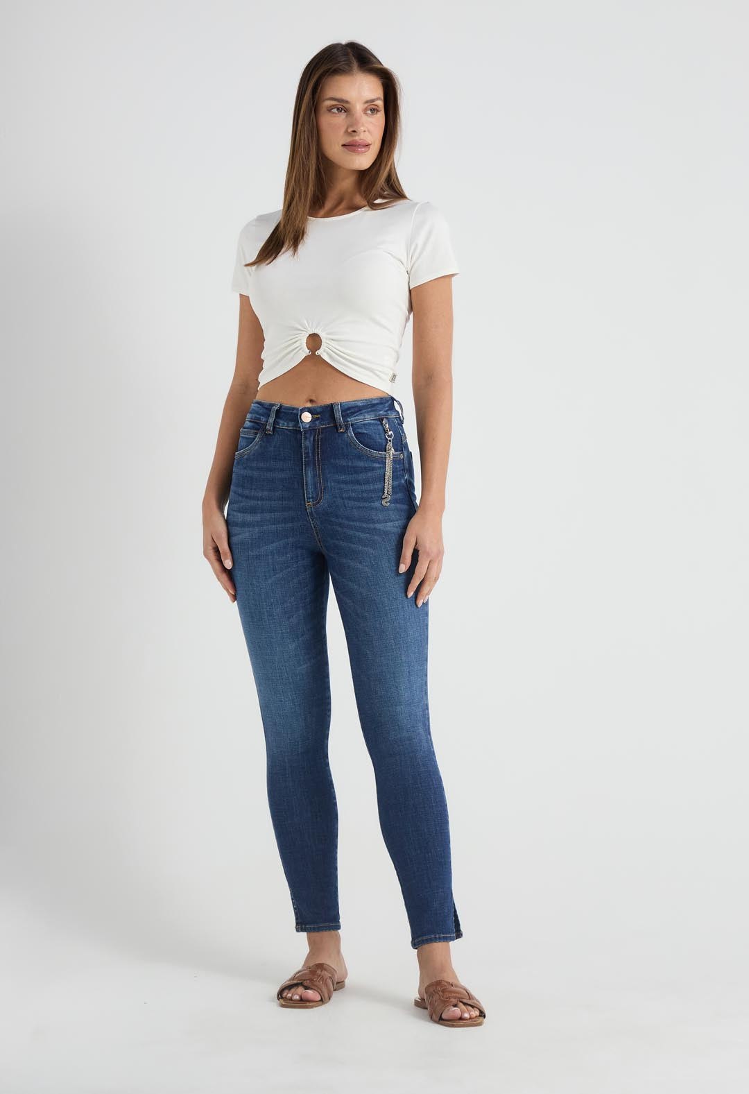 Jean levantacola medio tiro alto con accesorio para mujer