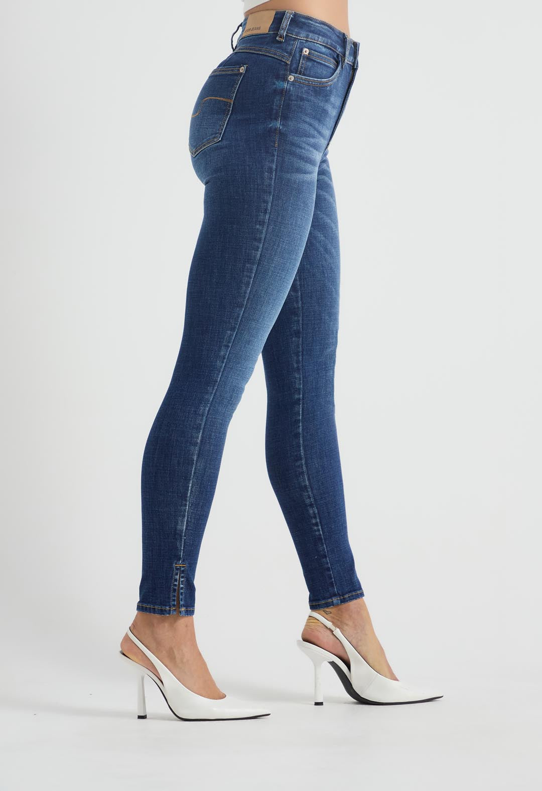 Jean levantacola medio tiro alto con accesorio para mujer