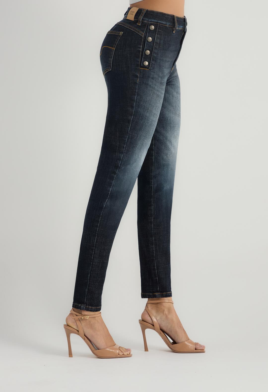 Jean levantacola oscuro con botones en costado para mujer