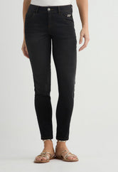 Jean levantacola negro con bota tubo para mujer