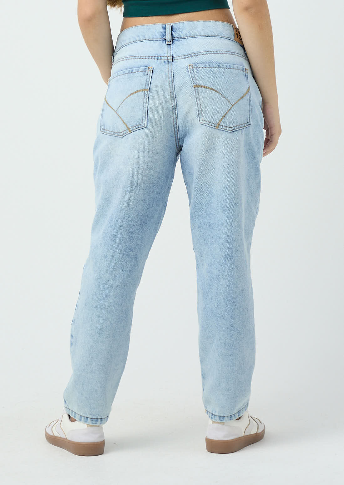 Jean mom jean lavado claro y tiro medio para jóvenes