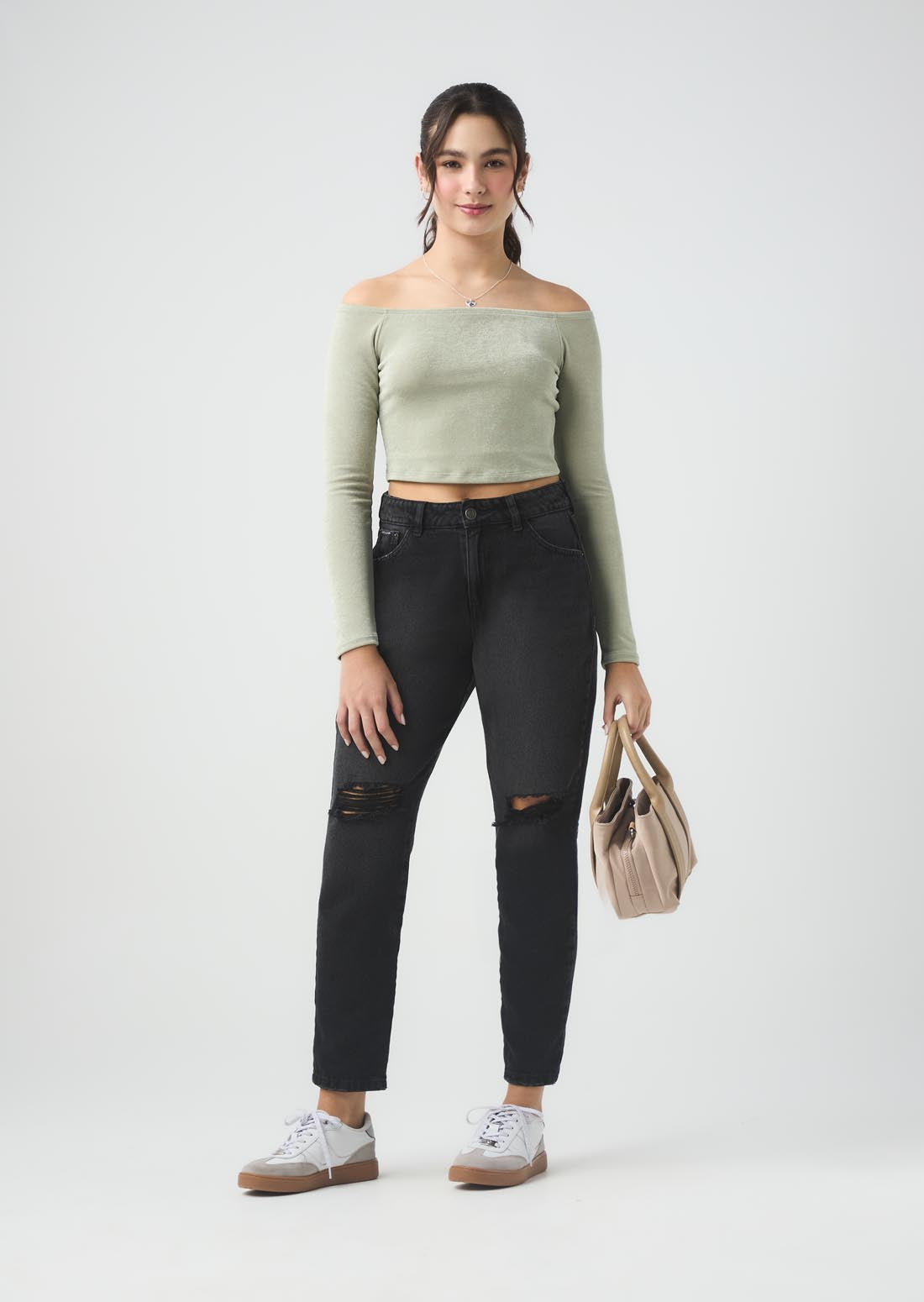 Jean mom jean tono negro con rotos en rodilla para jóvenes