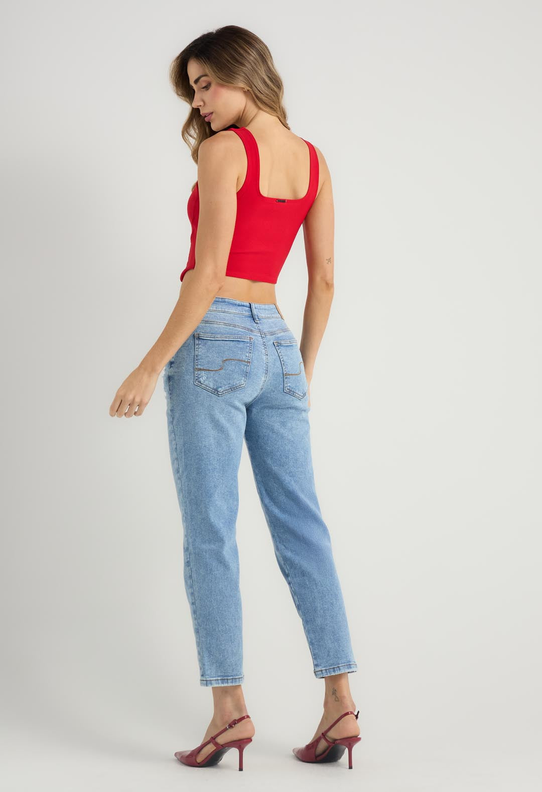 Jean mom jean medio con rotos para mujeres