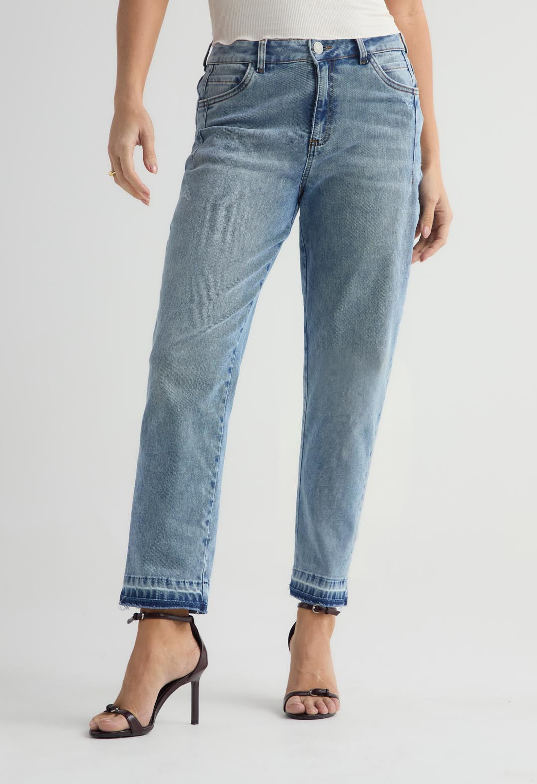 Jean mom jean tono medio con bota desflecada para mujer