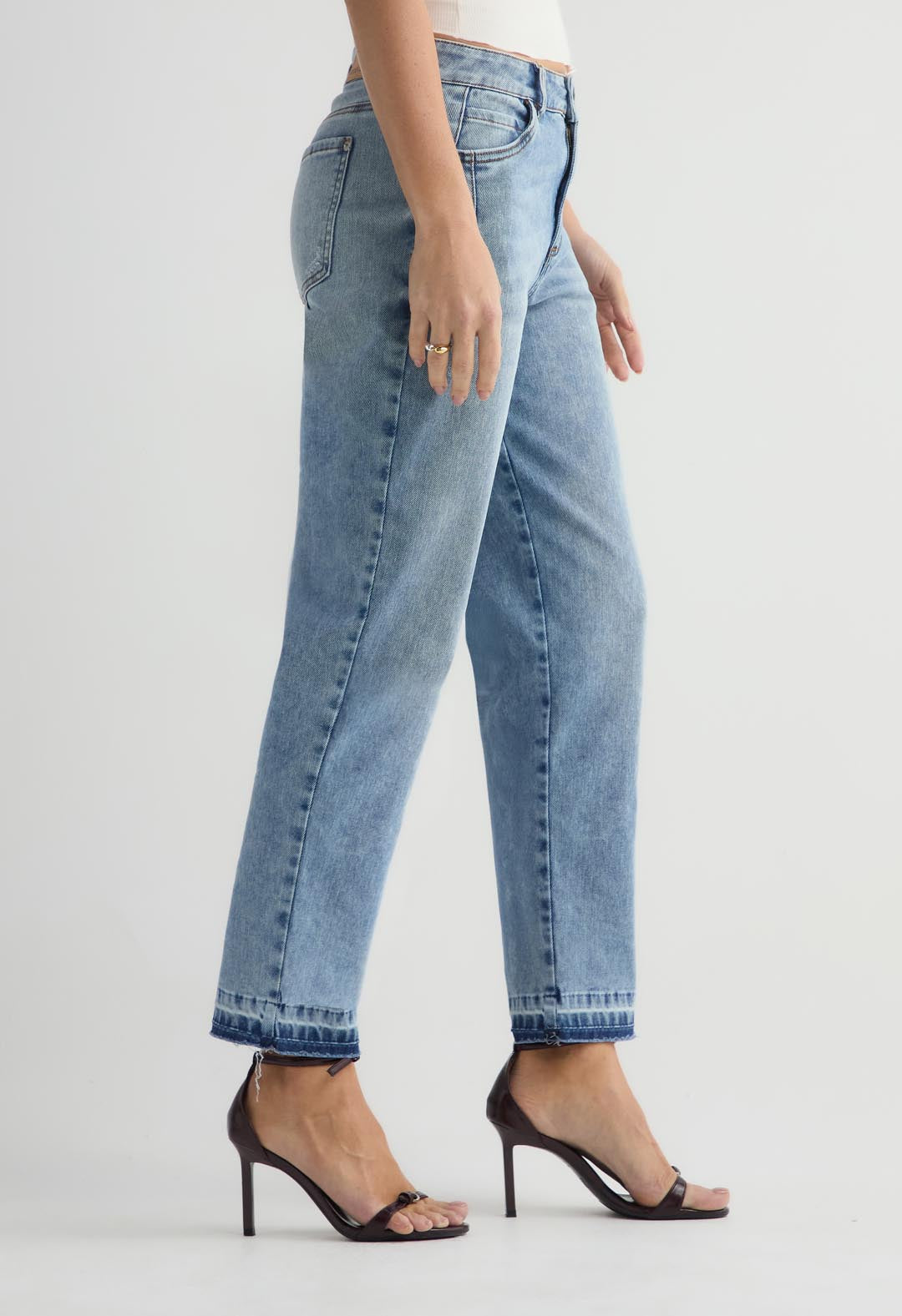 Jean mom jean tono medio con bota desflecada para mujer