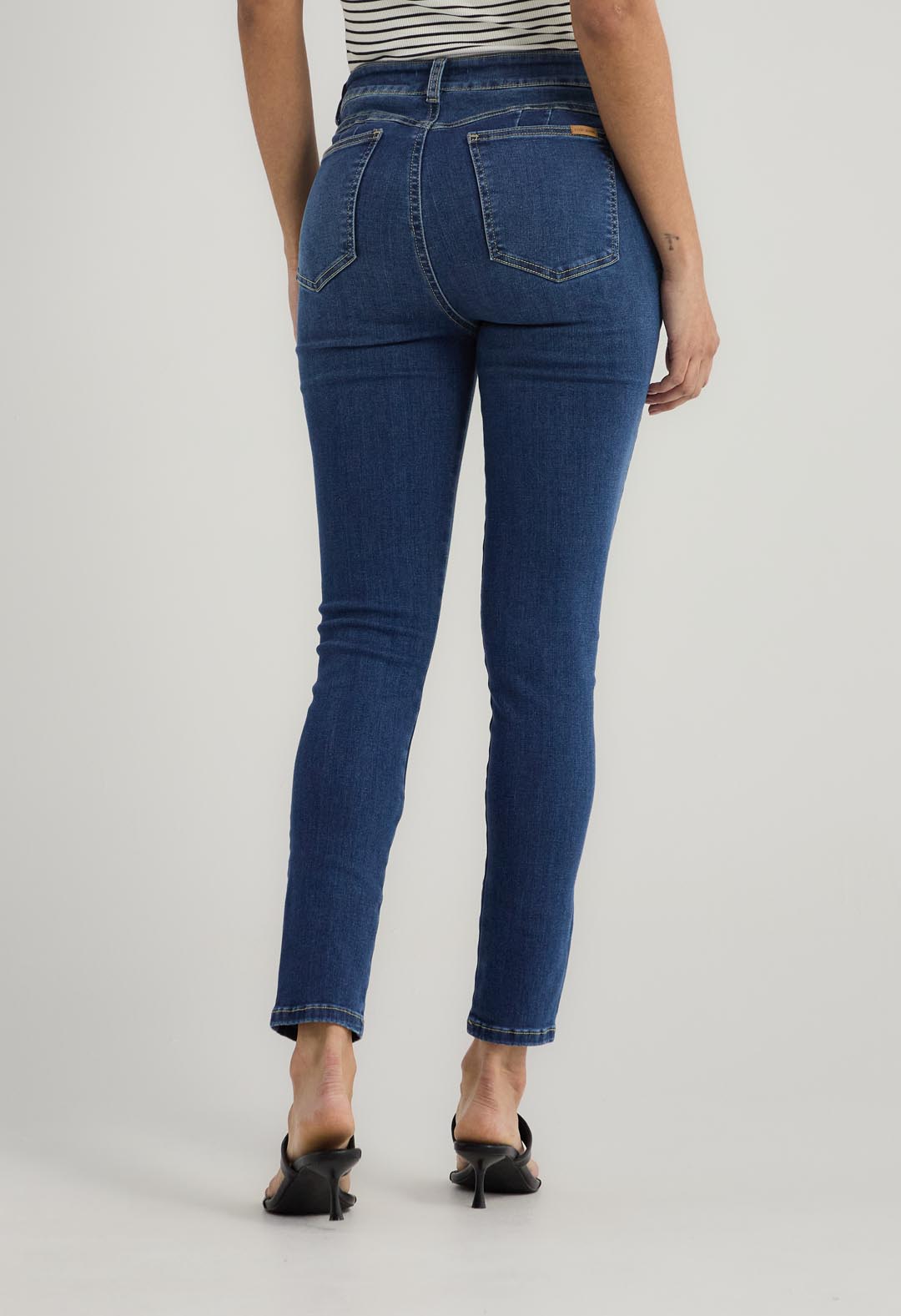 Jean reductor lavado medio y bota tubo para mujeres