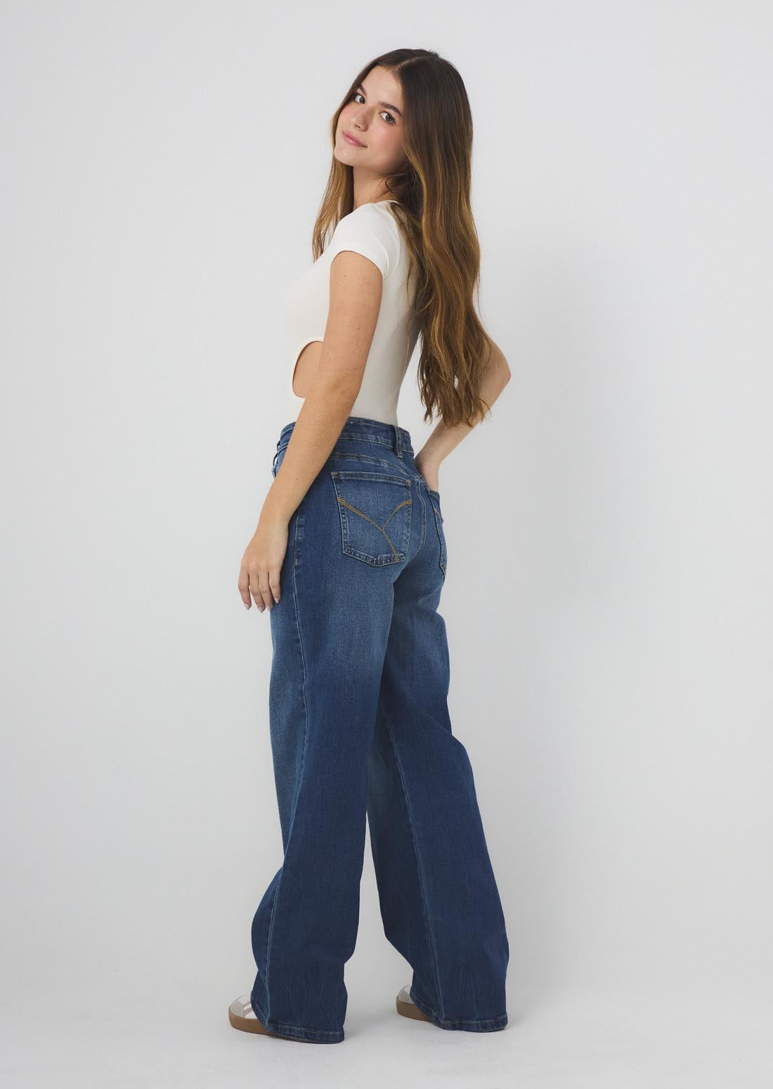 Jean retromom medio oscuro con bota recta para jóvenes