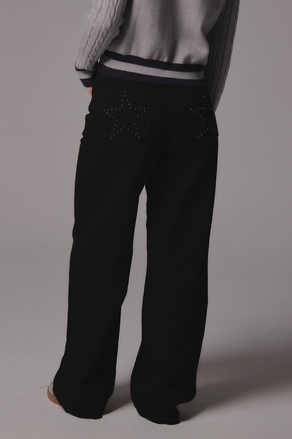 Jean retromom negro oscuro con bolsillos funcionales para jóvenes