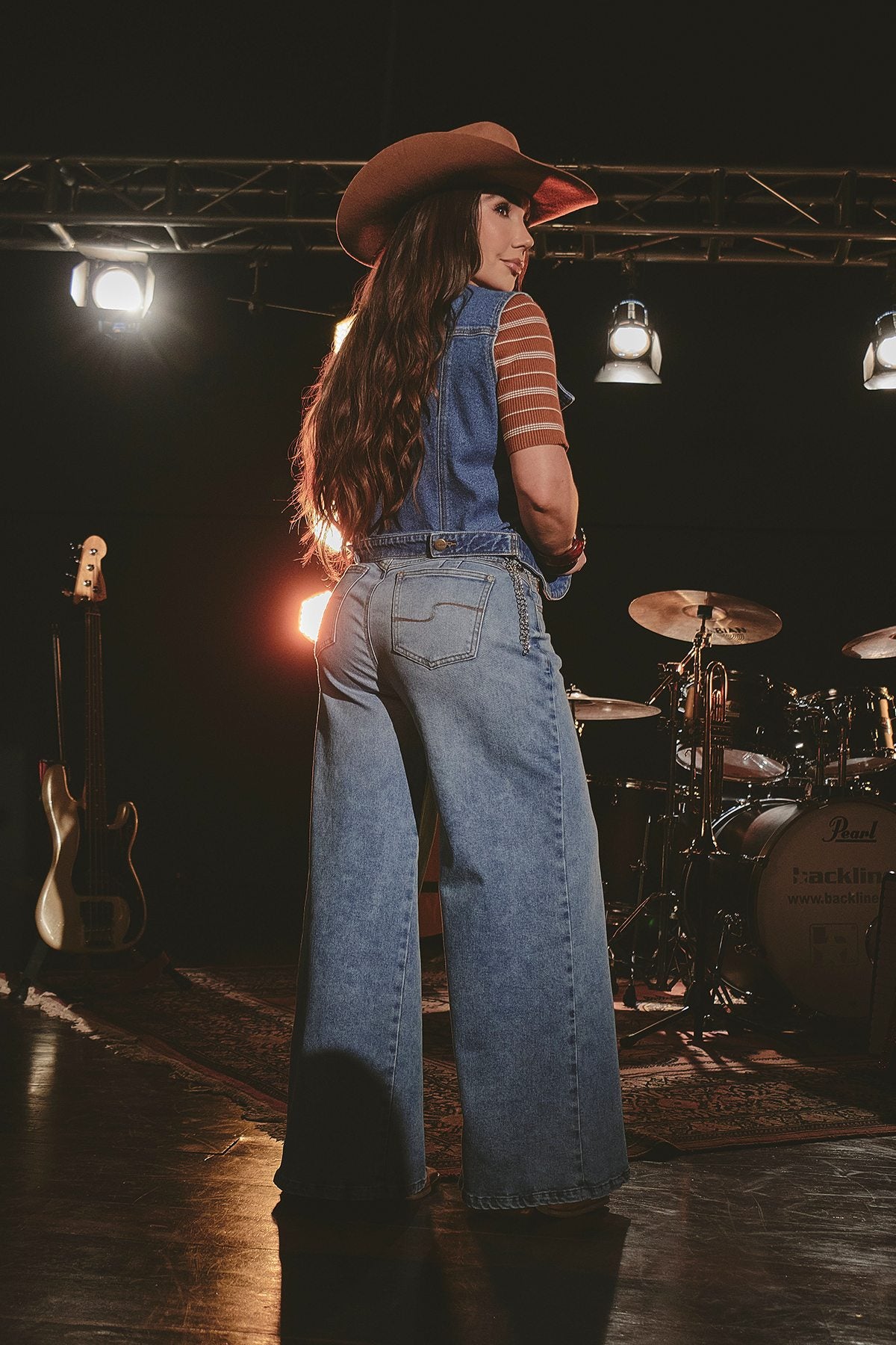 Jean retro levantacola lavado medio por Paola Jara