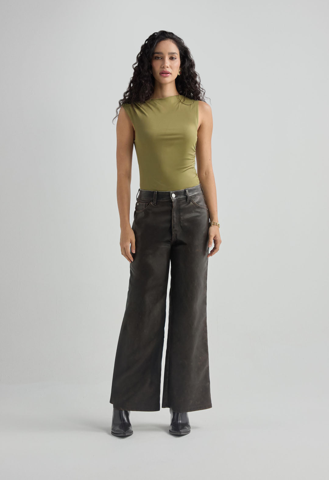 Jean retro café oscuro tela con efecto cuero para mujer
