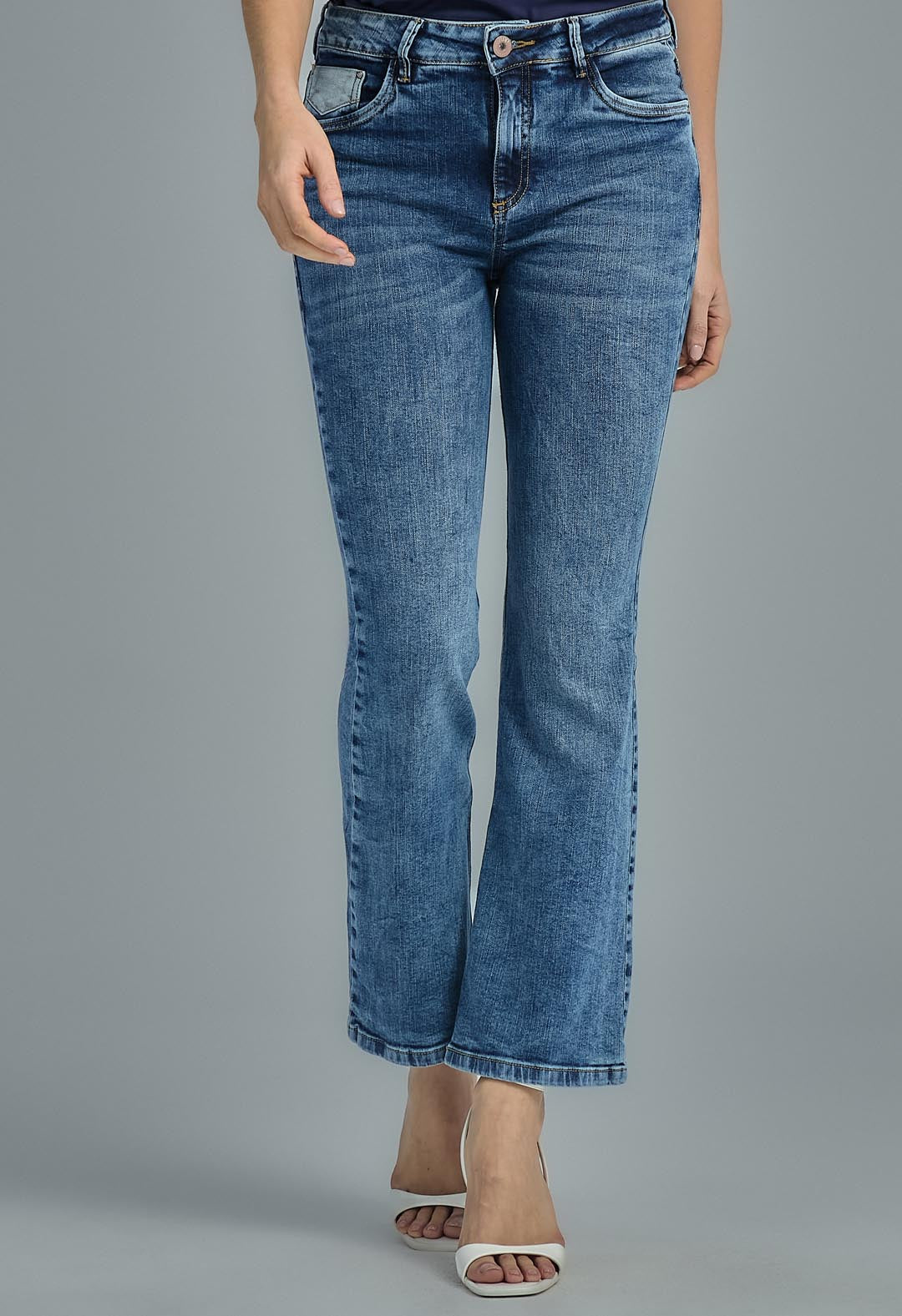 Jeans tejano medio para mujer con detalle en el bolsillo, marca Stop, muestra el diseño y la textura del tejido.
