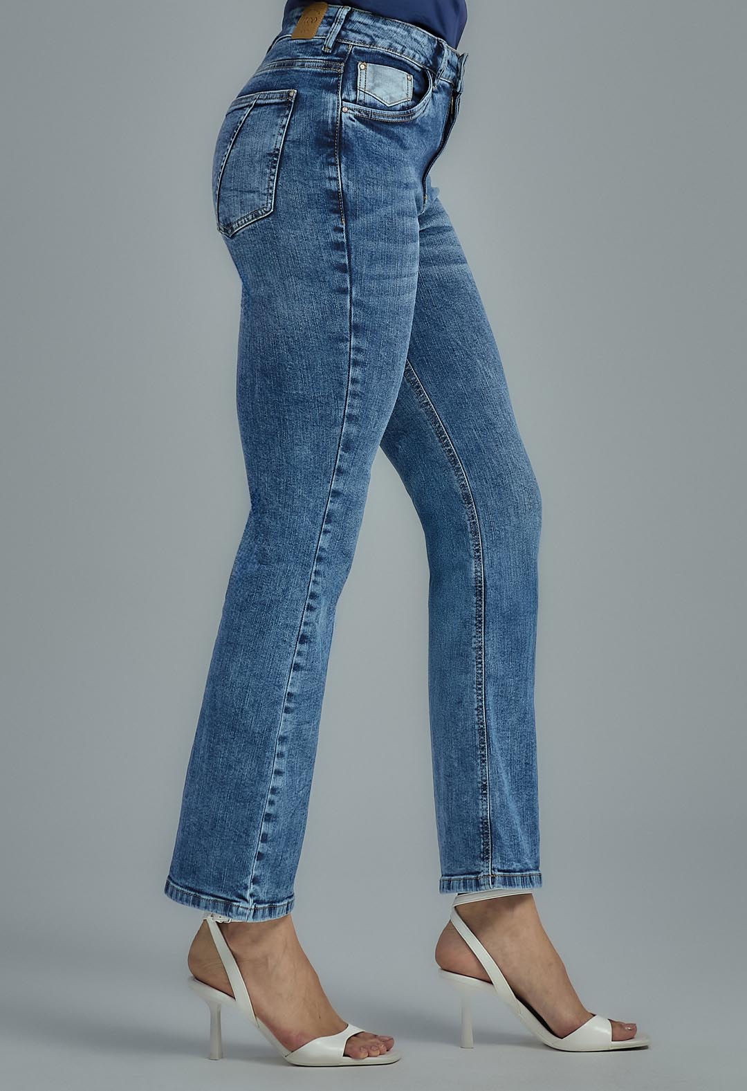 Jeans tejano de mujer de talla media con detalle en el bolsillo, marca Stop, en color clásico y ajuste cómodo.