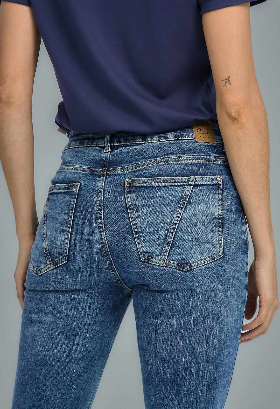 Jeans tejano de mujer marca Stop, medio detalle en el bolsillo, pantalón vaquero de corte clásico y acabado en azul claro.