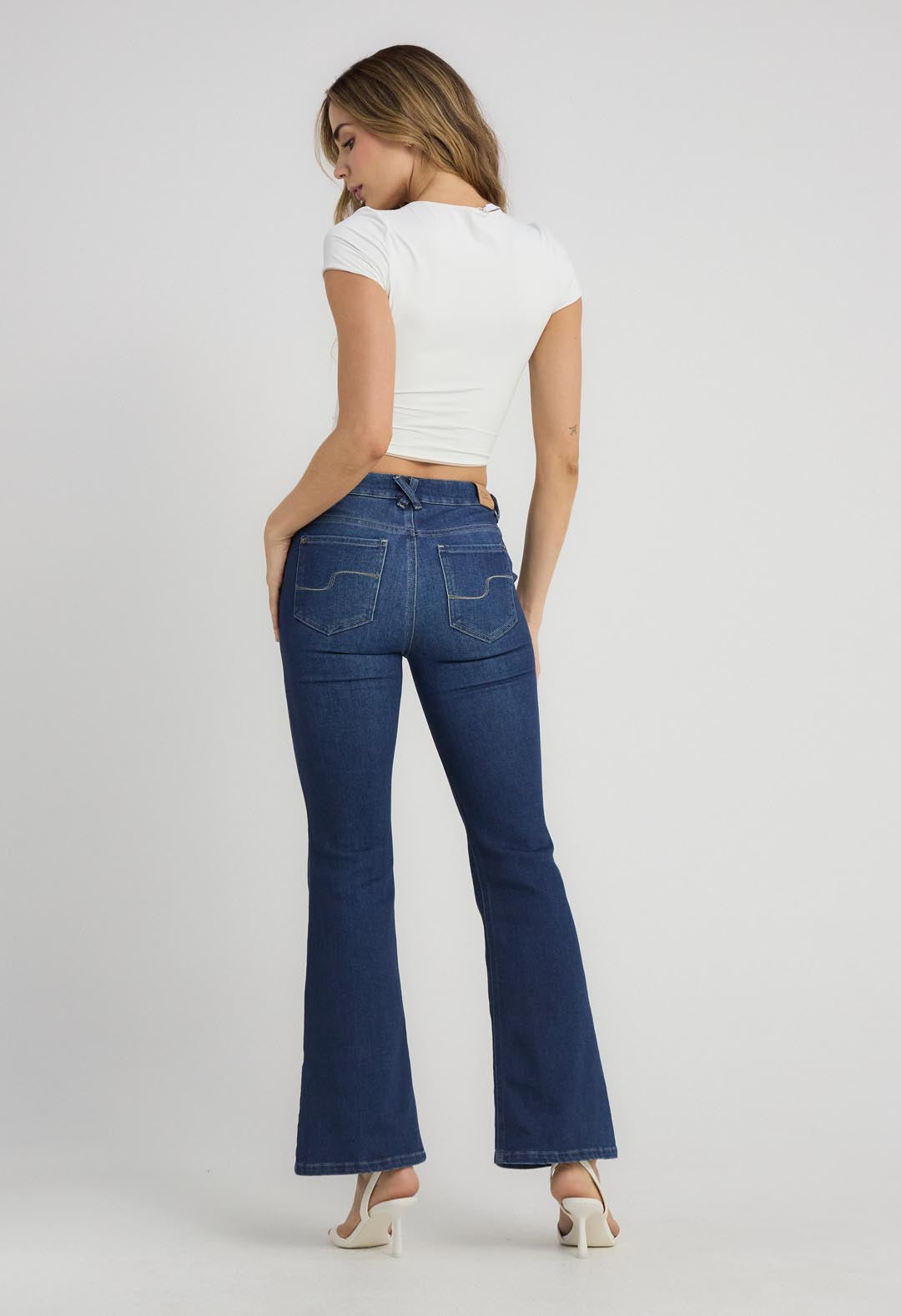 Jean tejano oscuro con pasadores cruzados para mujer