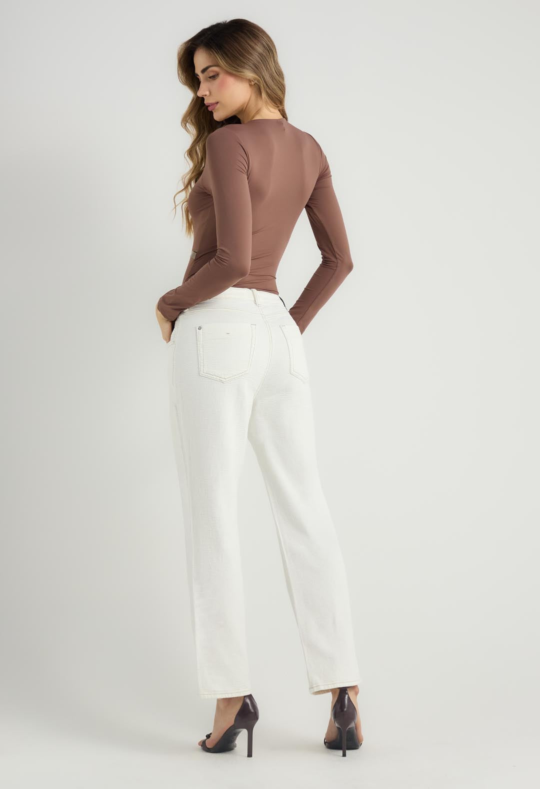 Pantalón vaquero marfil en tela texturizada para mujeres