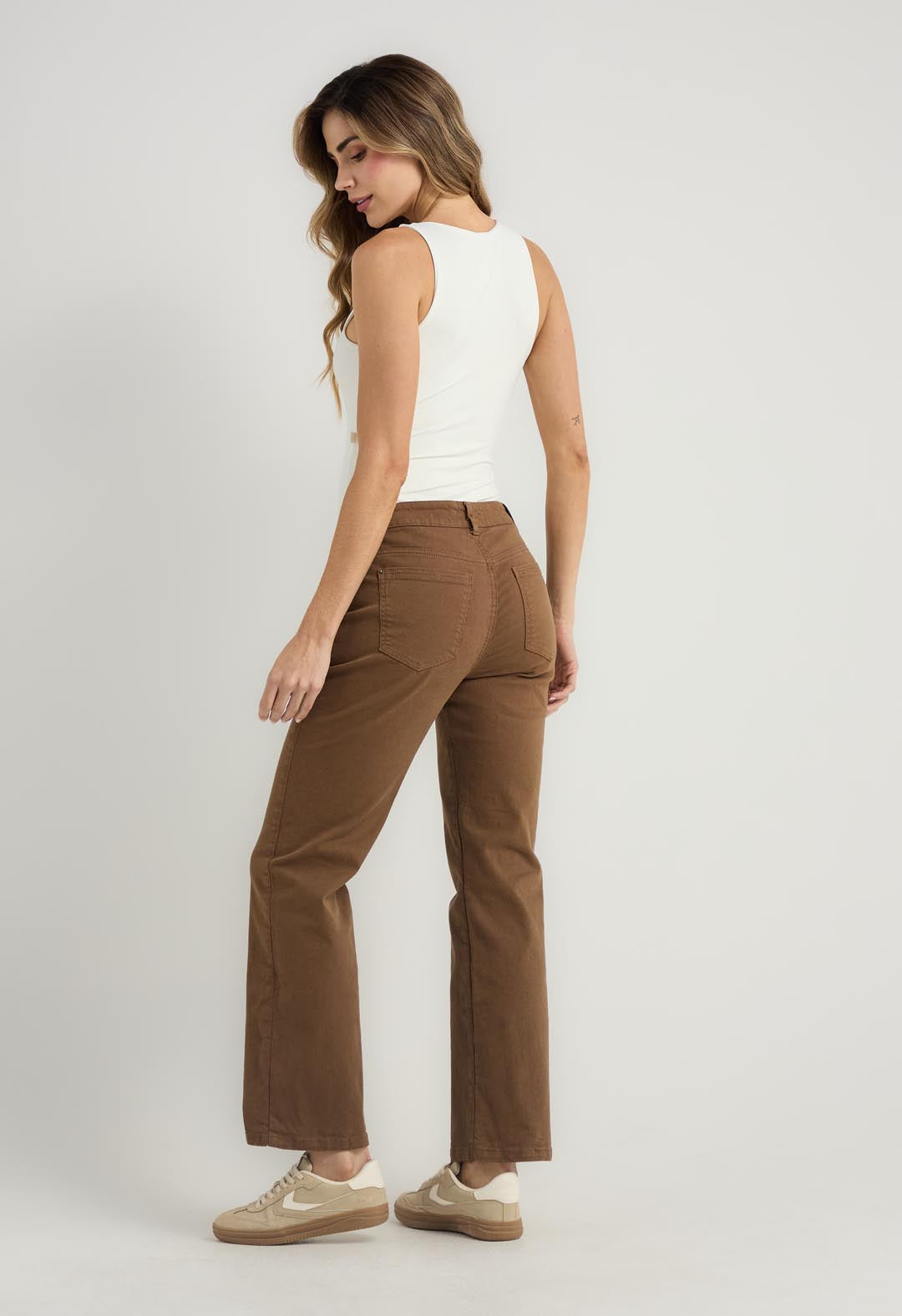 Pantalón vaquero café con bota recta para mujer