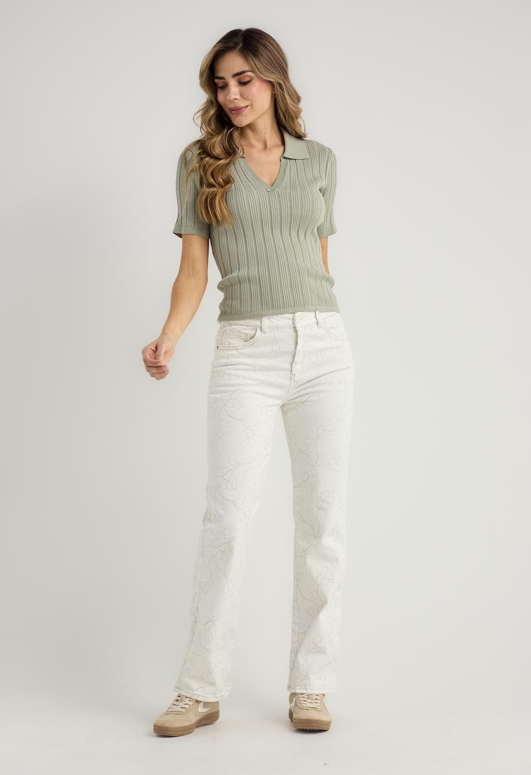 Jean vaquero marfil con tela bordada para mujer