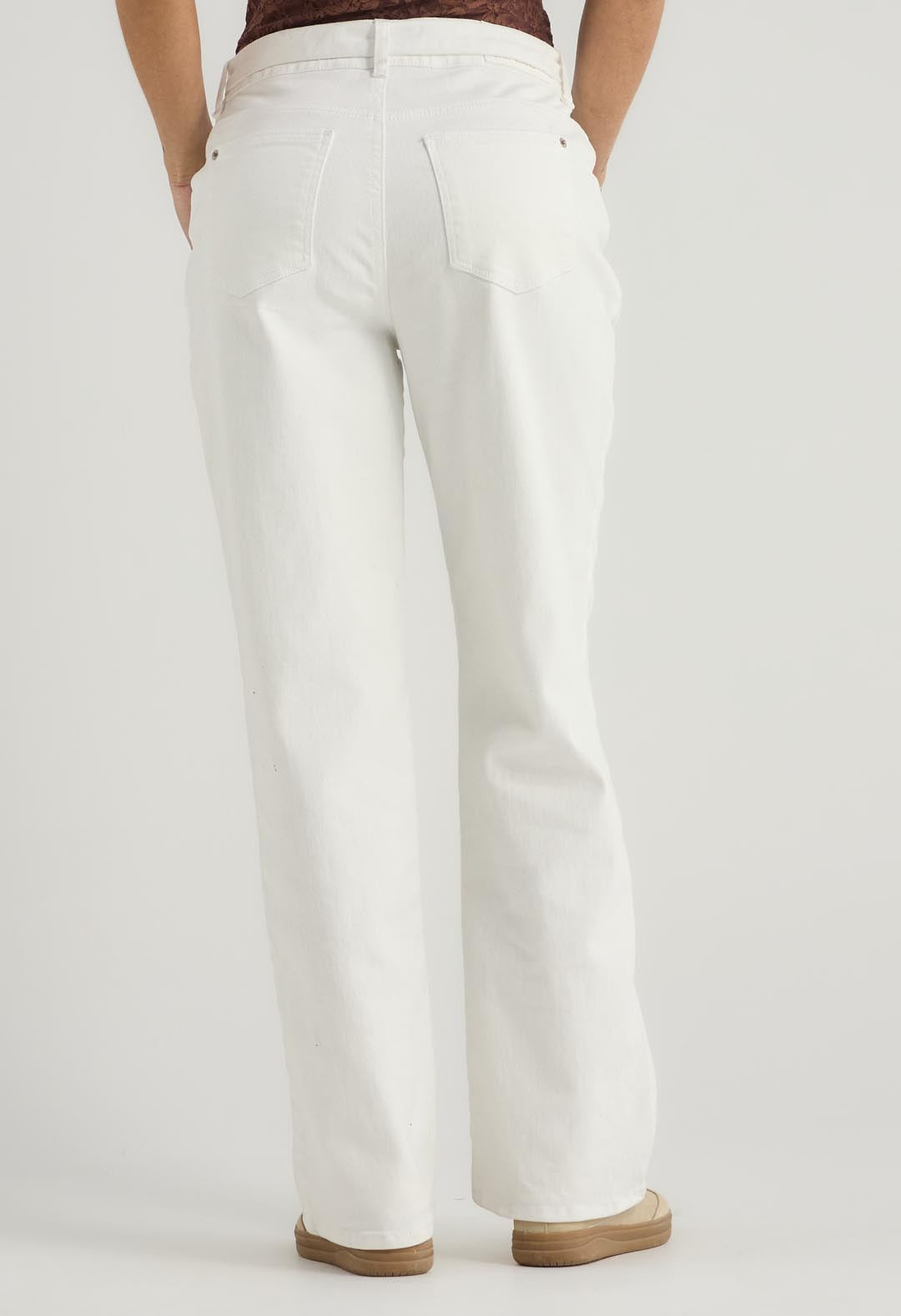 Pantalón vaquero blanco con cinturón para mujer