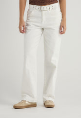Pantalón vaquero blanco con cinturón para mujer