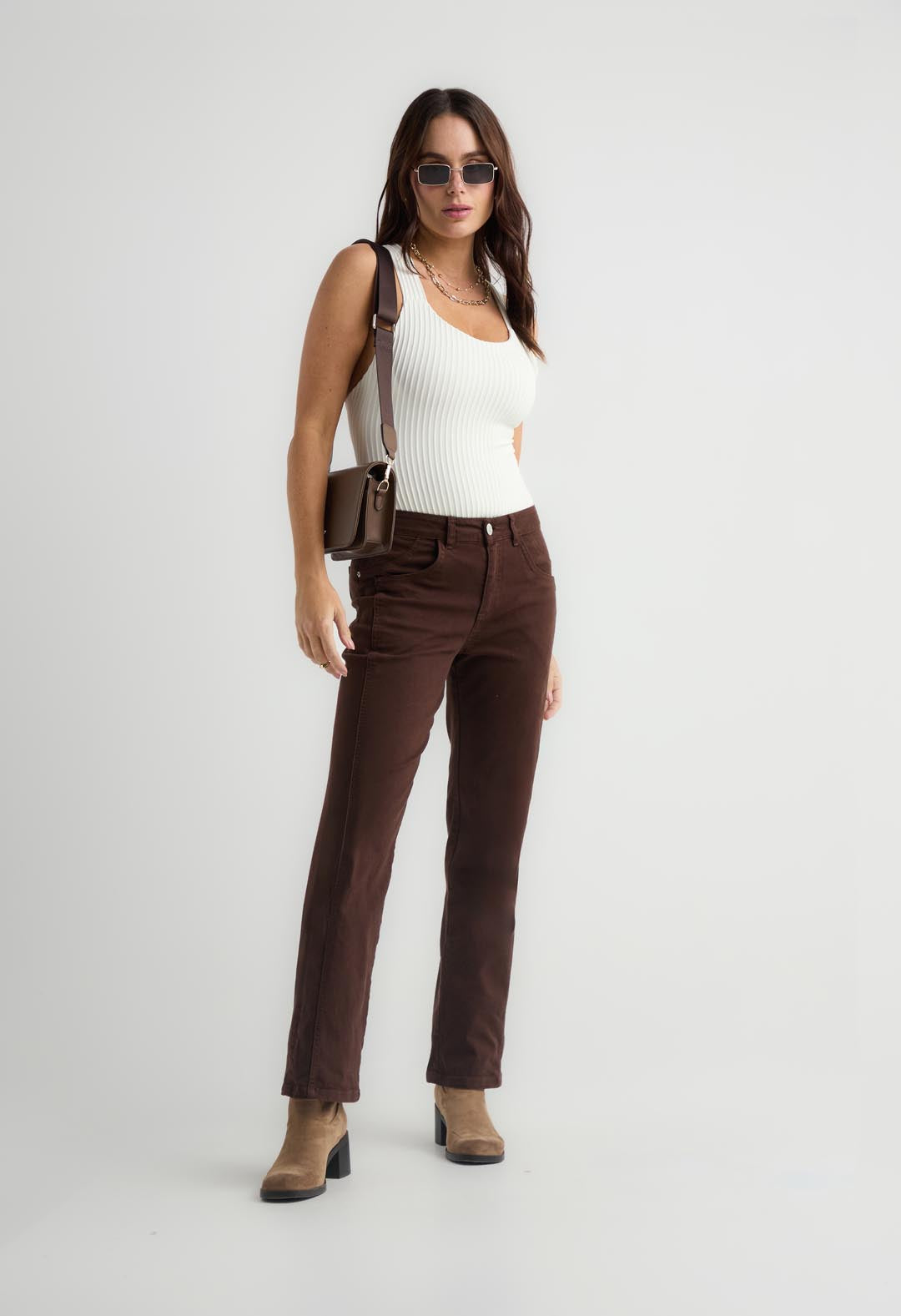 Jean vaquero chocolate con bota recta para mujer