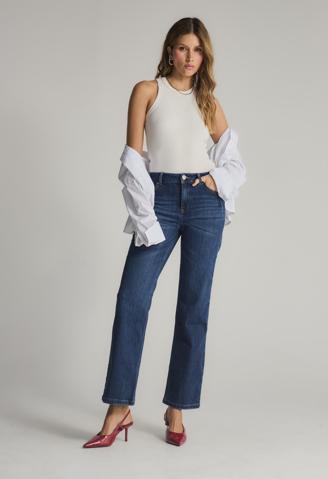 Jean vaquero oscuro con bota recta para mujeres