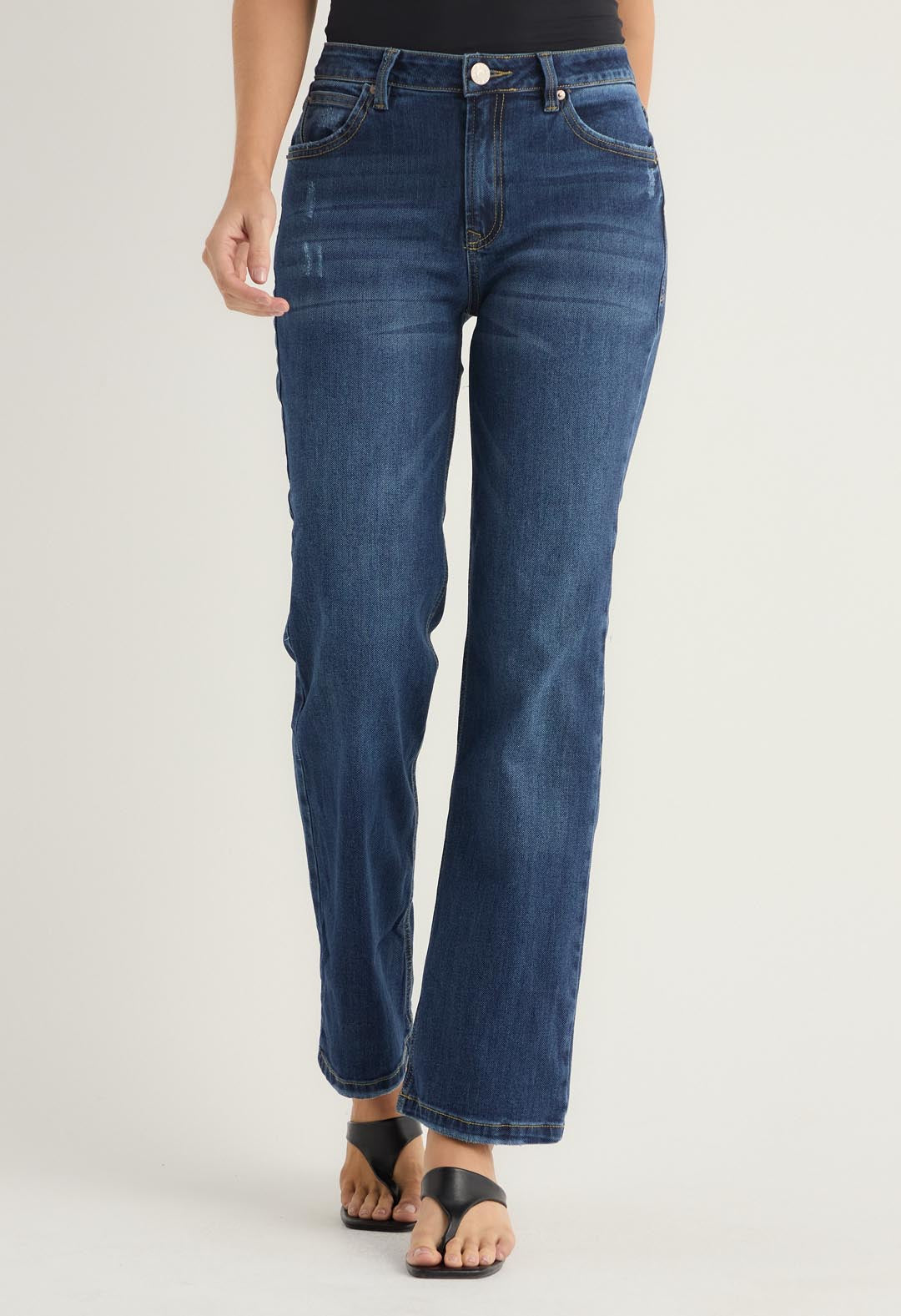 Jean vaquero oscuro con bota recta para mujeres