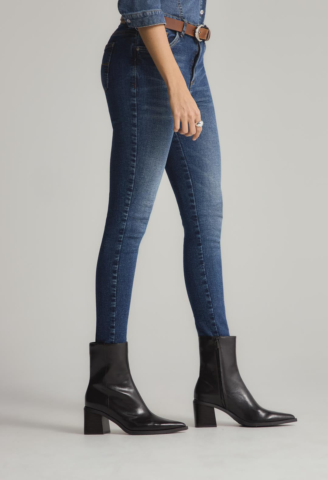 Jean vaquero medio oscuro básico para mujer