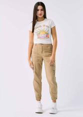 Jogger arena, tiro alto y fondo entero para jóvenes