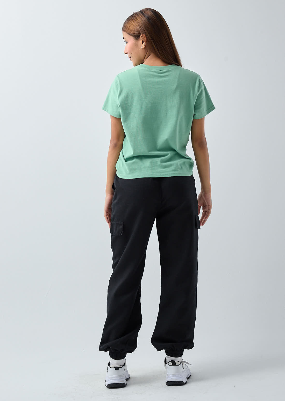 Jogger negro con cortes para jóvenes