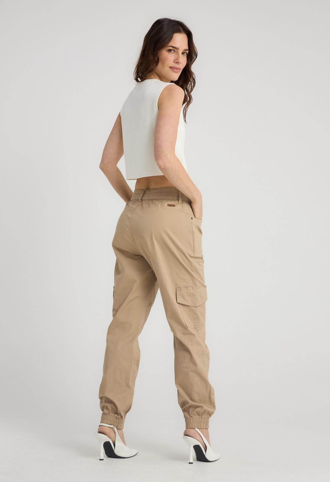 Jogger arena con bolsillos en costados para mujer