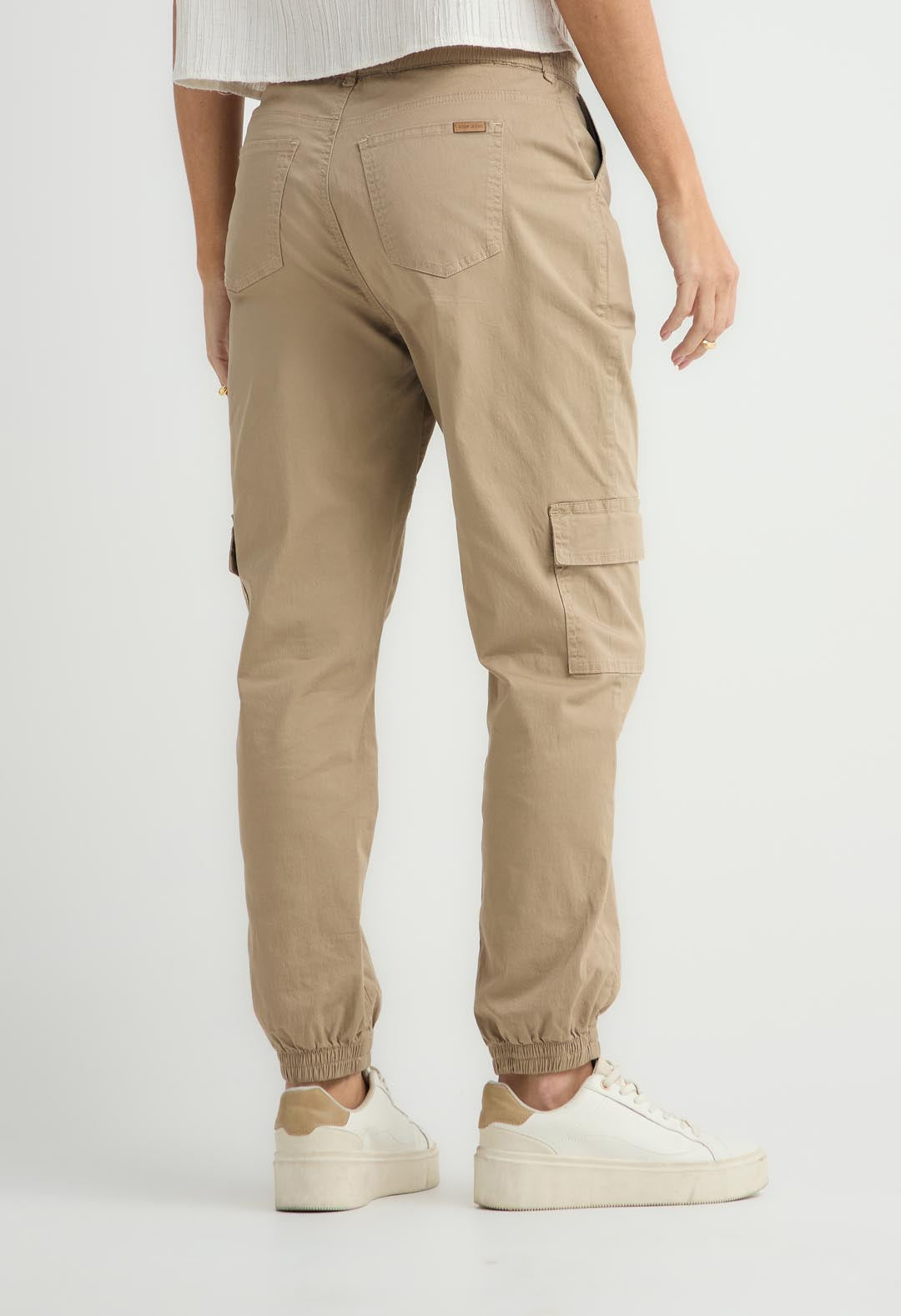 Jogger arena con bolsillos con tapa en costados para mujer