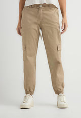 Jogger arena con bolsillos con tapa en costados para mujer