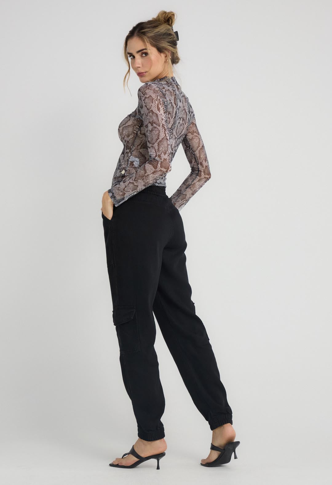 Jogger negro con elástico en bota para mujer