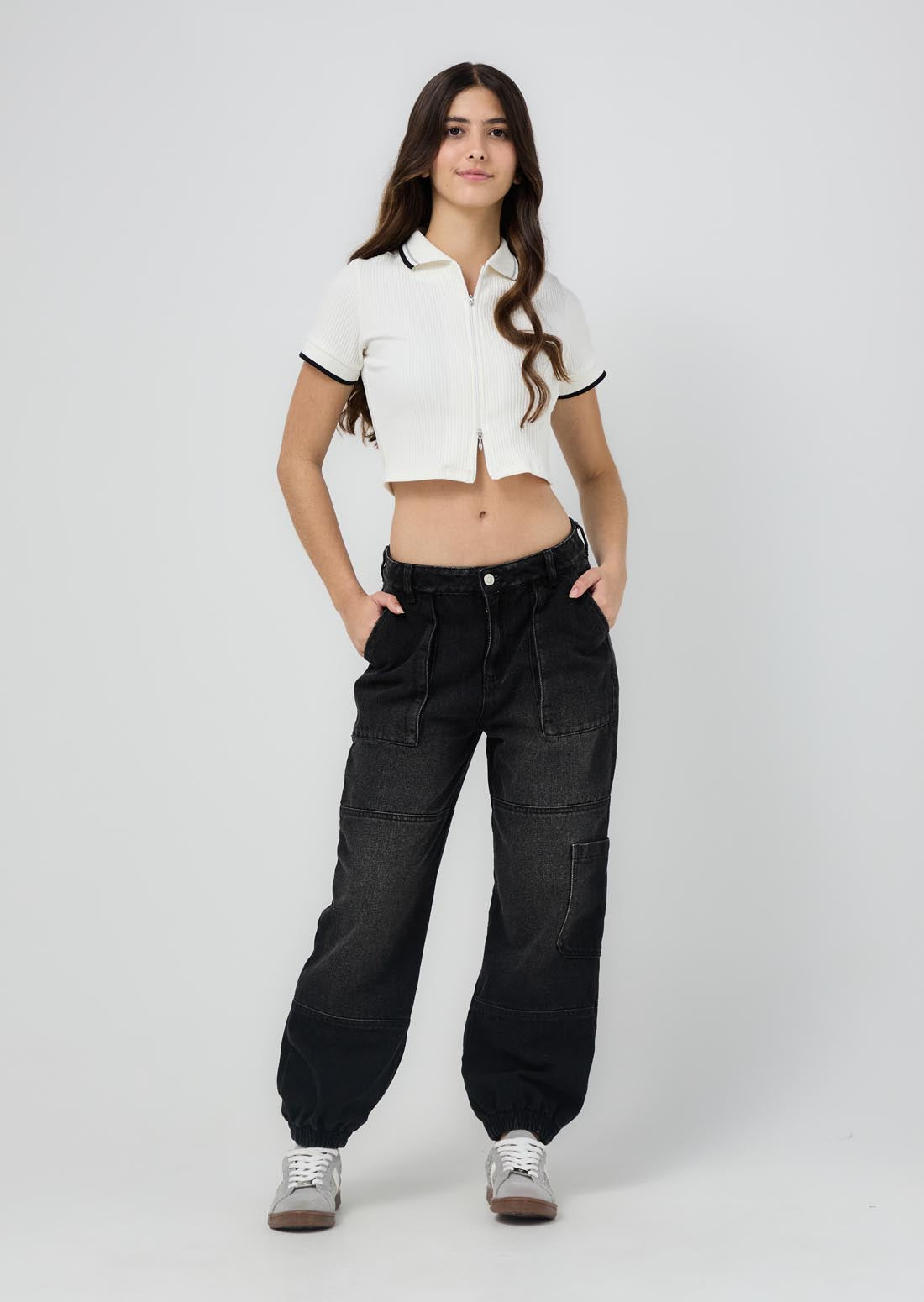 Jogger negro con cortes horizontales para jóvenes