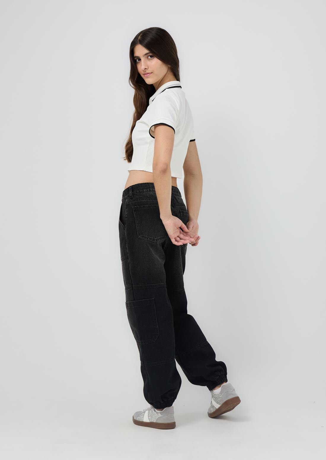 Jogger negro con cortes horizontales para jóvenes