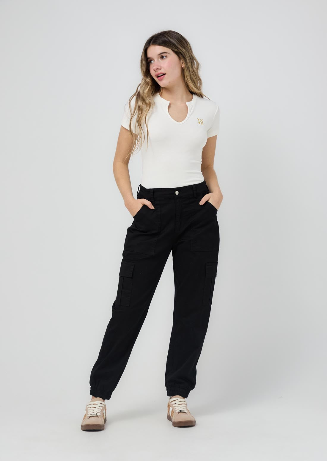 Jogger negro ajustable en bota para adolescentes