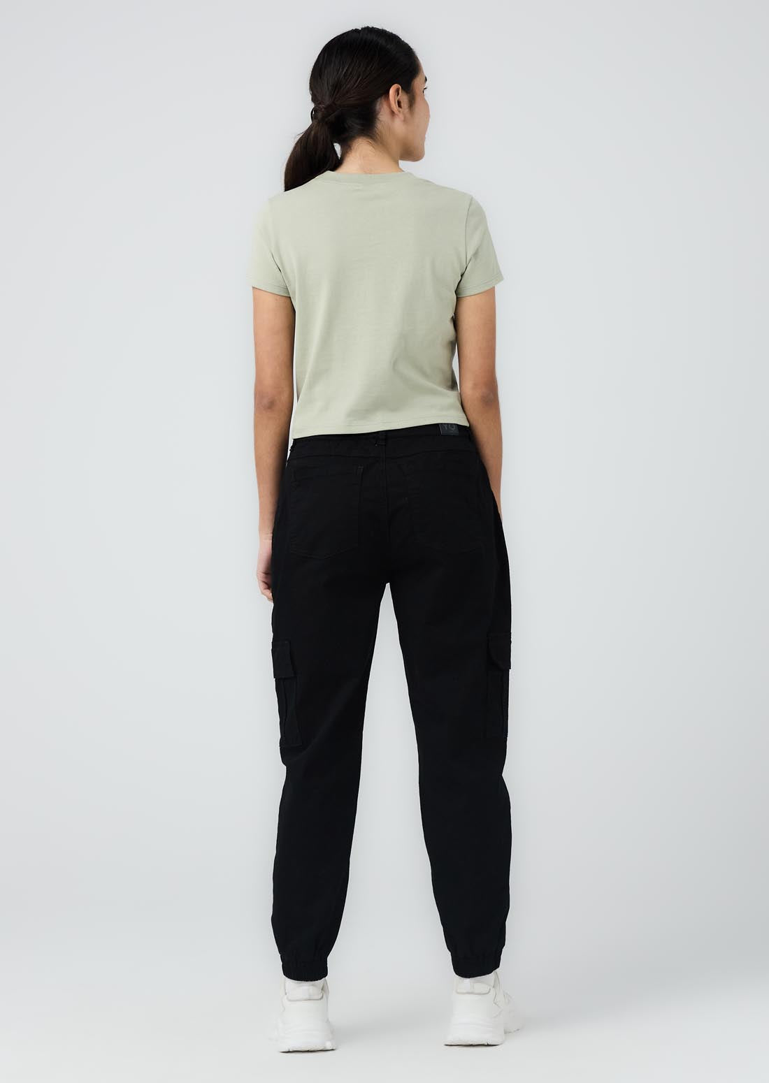 Jogger negro ajustable en bota para adolescentes