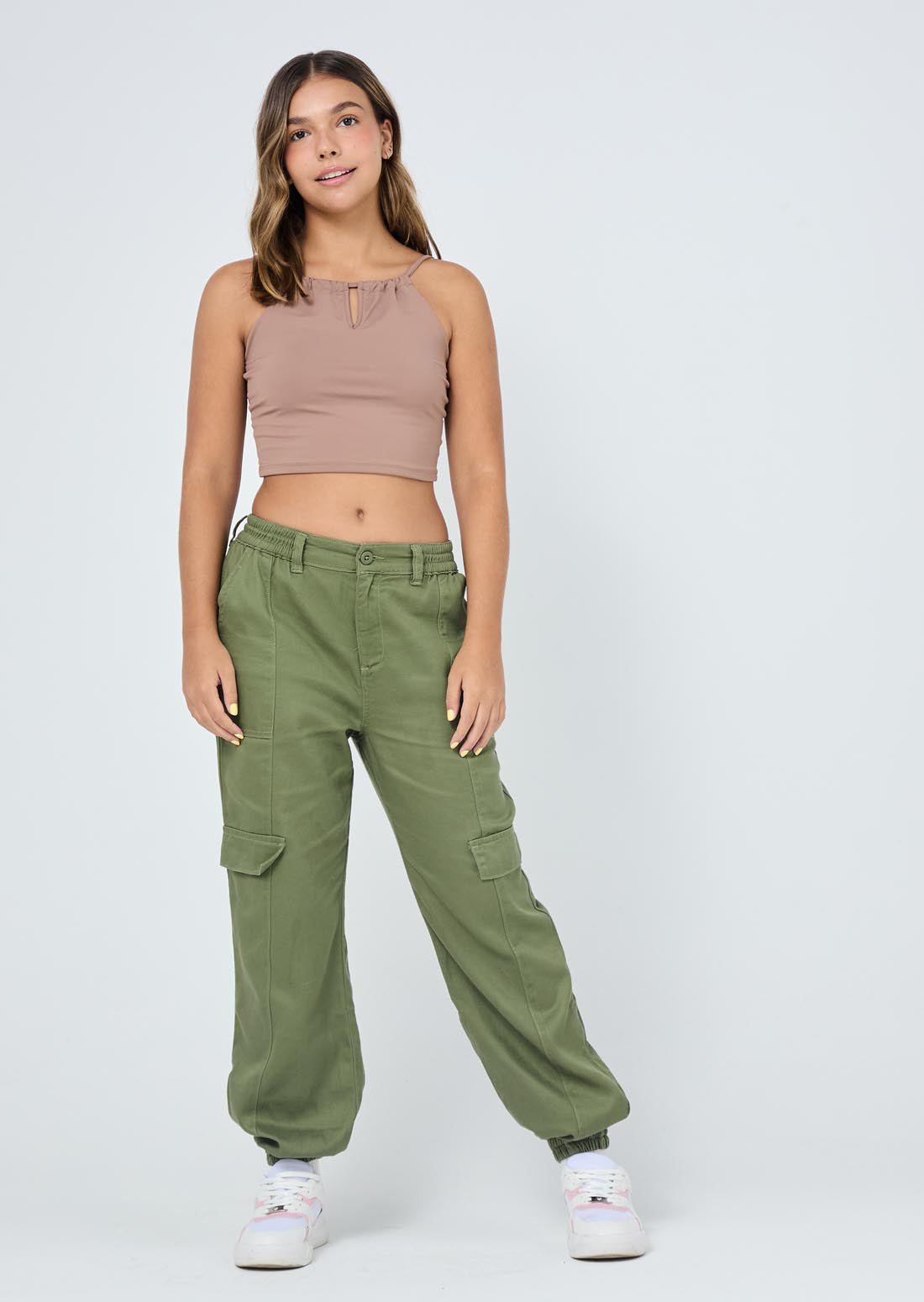 Jogger verde militar con cortes en frente para jóvenes