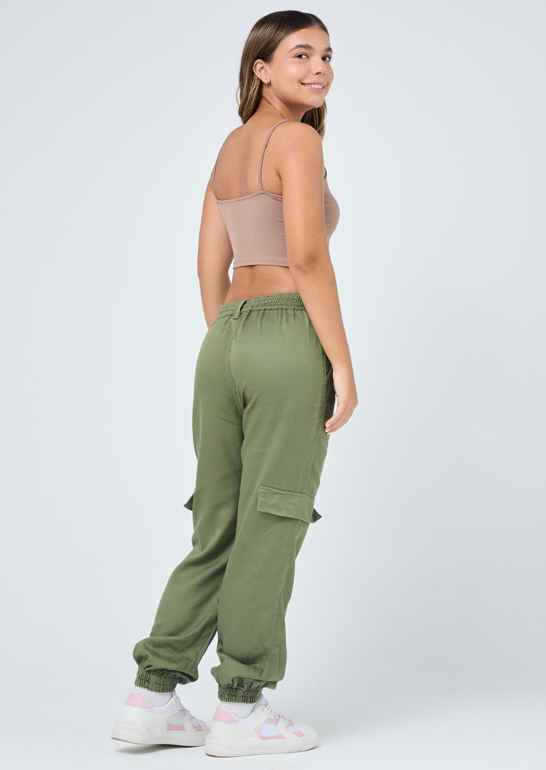 Jogger verde militar con cortes en frente para jóvenes