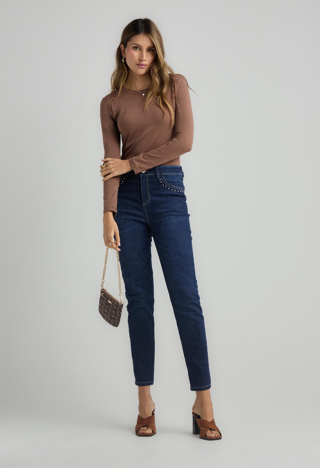 Jean levantacola oscuro con bota tubo para mujer