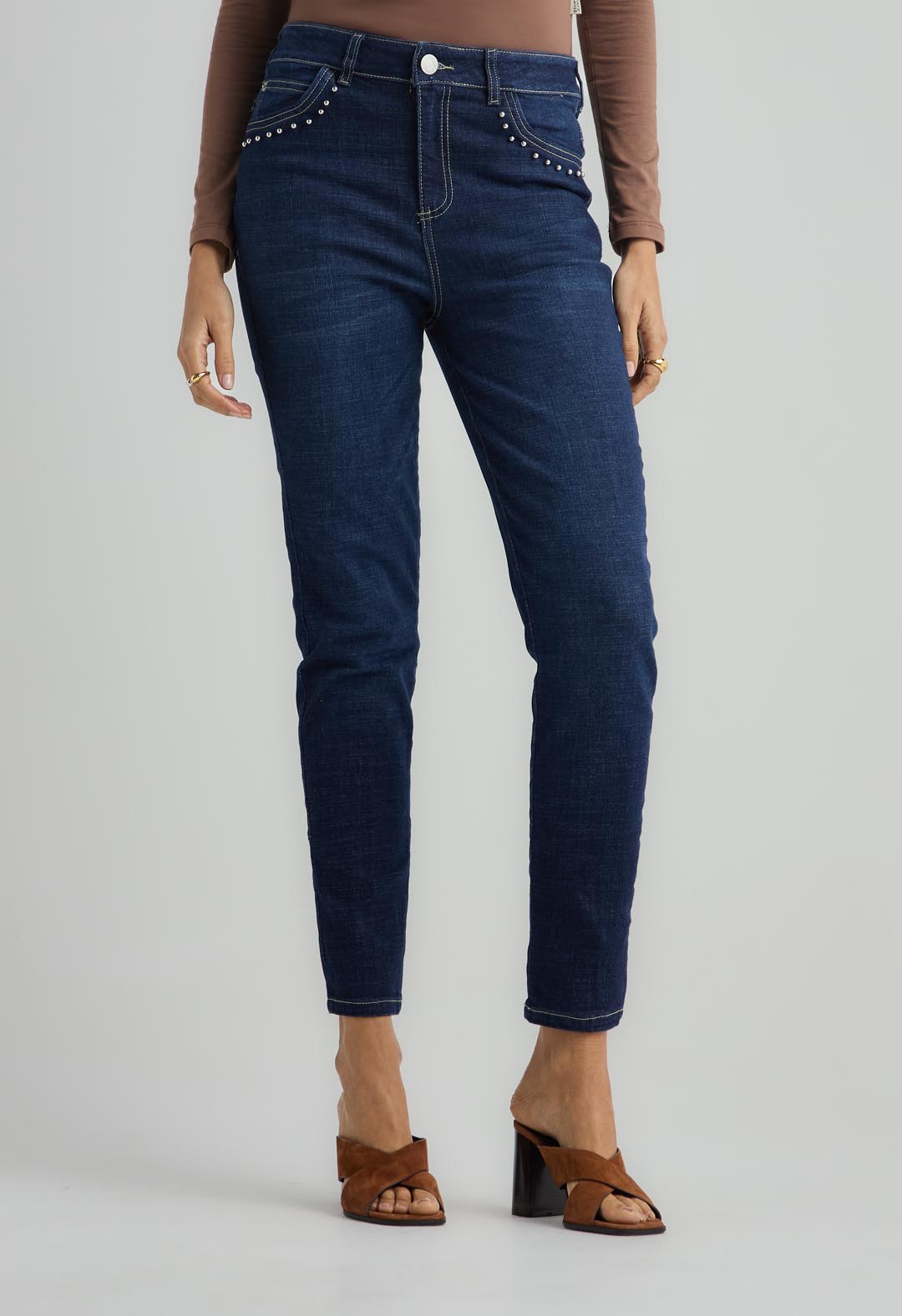 Jean levantacola oscuro con bota tubo para mujer