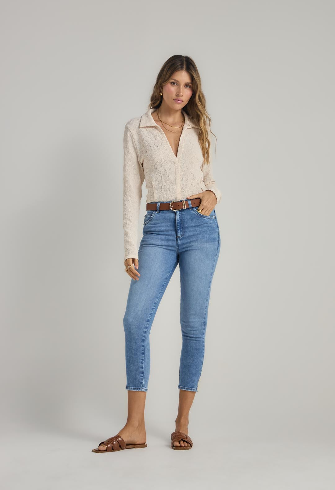 Jean levantacola claro con bota tubo para mujer