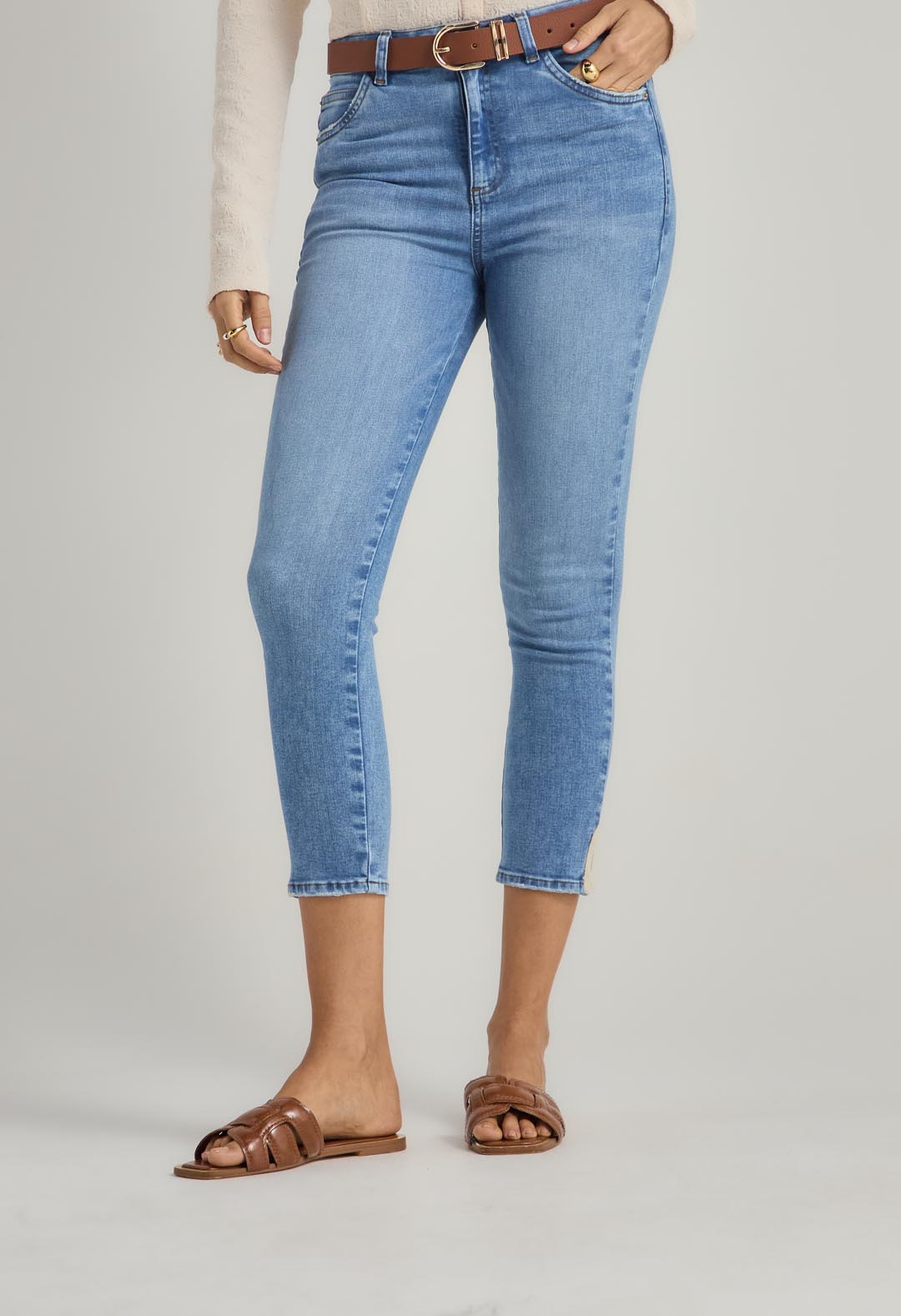 Jean levantacola claro con bota tubo para mujer