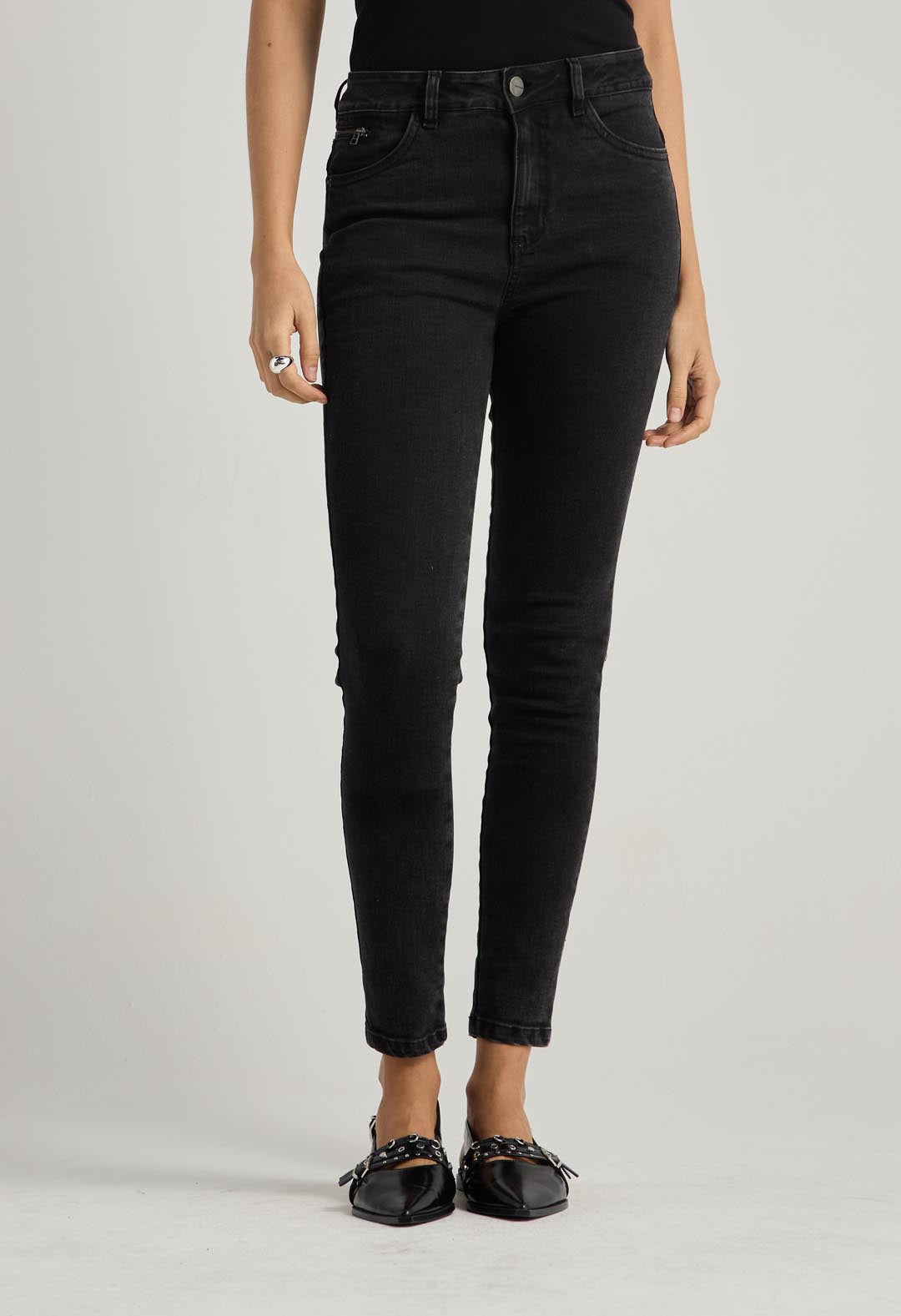 Jean levantacola negro tiro alto para mujer