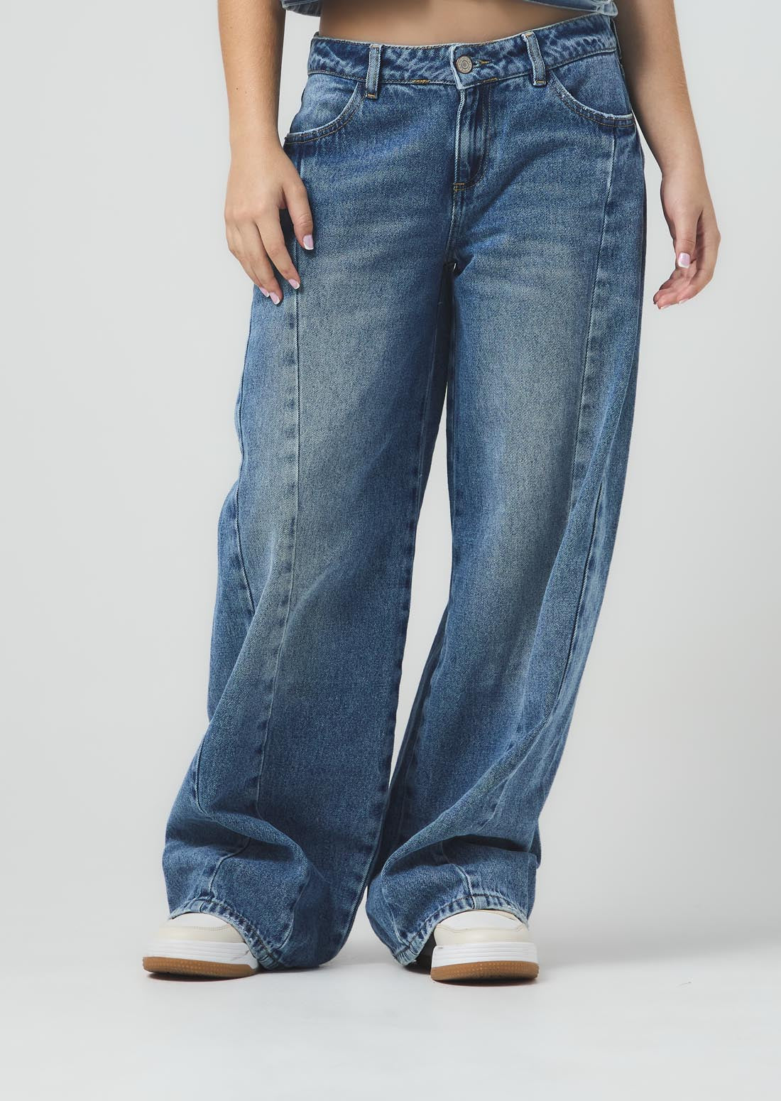 Jean maxi retro tono medio con cortes verticales para jóvenes