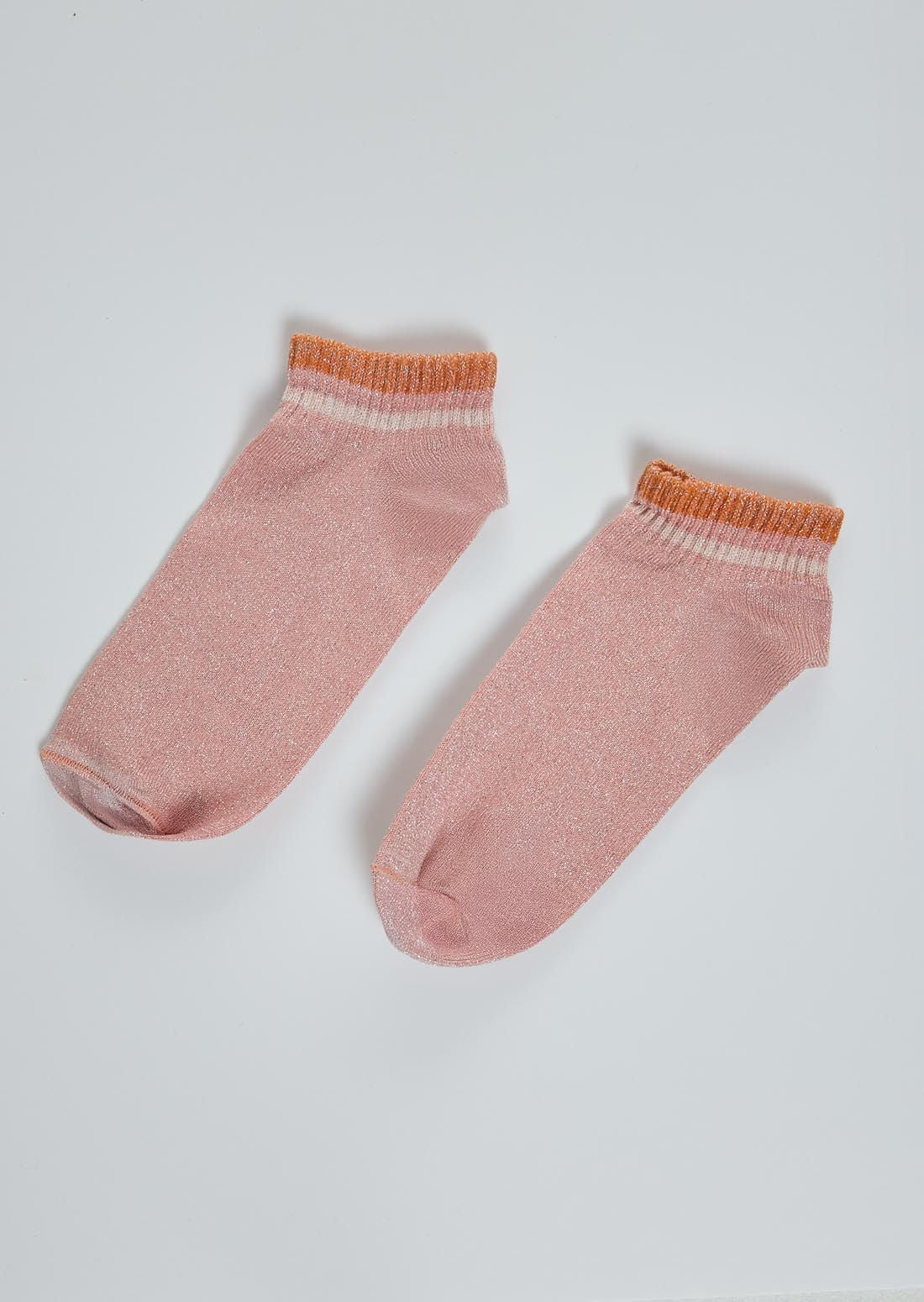 Medias rosa en tobilleras