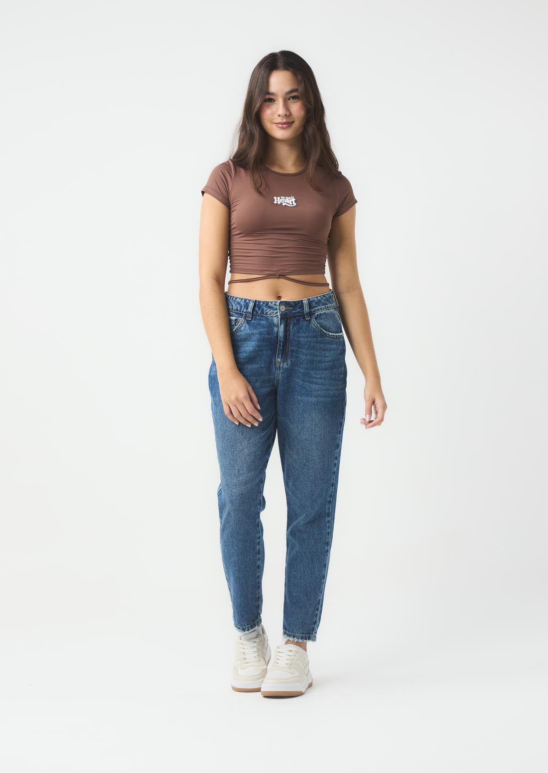 Jean mom jean tono medio oscuro con desgastes para jóvenes